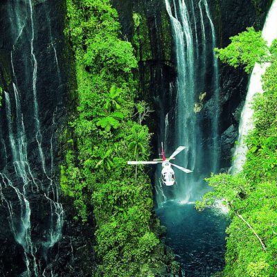 La Réunion Dschungel, Canyon mit Wasserfällen mit Helikopter in der Mitte