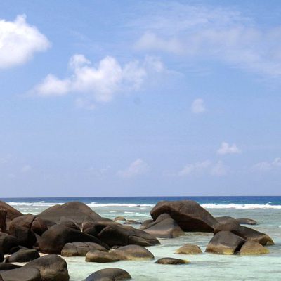 Strand der Seychellen, Hilton Labriz und Silhoutte Natruschutzgebiet im Hintergrund