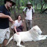 Patricia Dehm-Schimpfermann streichelt einen Weißen Löwen im Casela Park, Mauritius