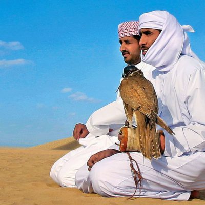 Zwei Arabische Falkner in Traditioneller Kleidung, in der Wüste