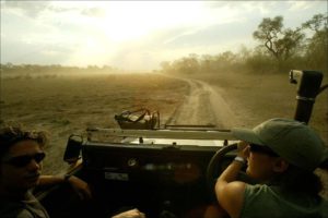 Zwei Guides in einem Jeep im Okavango