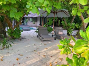 Heike Greshake Vakkaru Beachvilla: Strand, Dschungel, Strandliegen und Villa