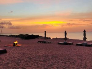 COMO Parrot Key, Lagerfeuer am Strand, Strandliegen