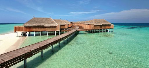 Mehrere Wasservillen in der Lagune der Malediveninsel Constance Moofushi