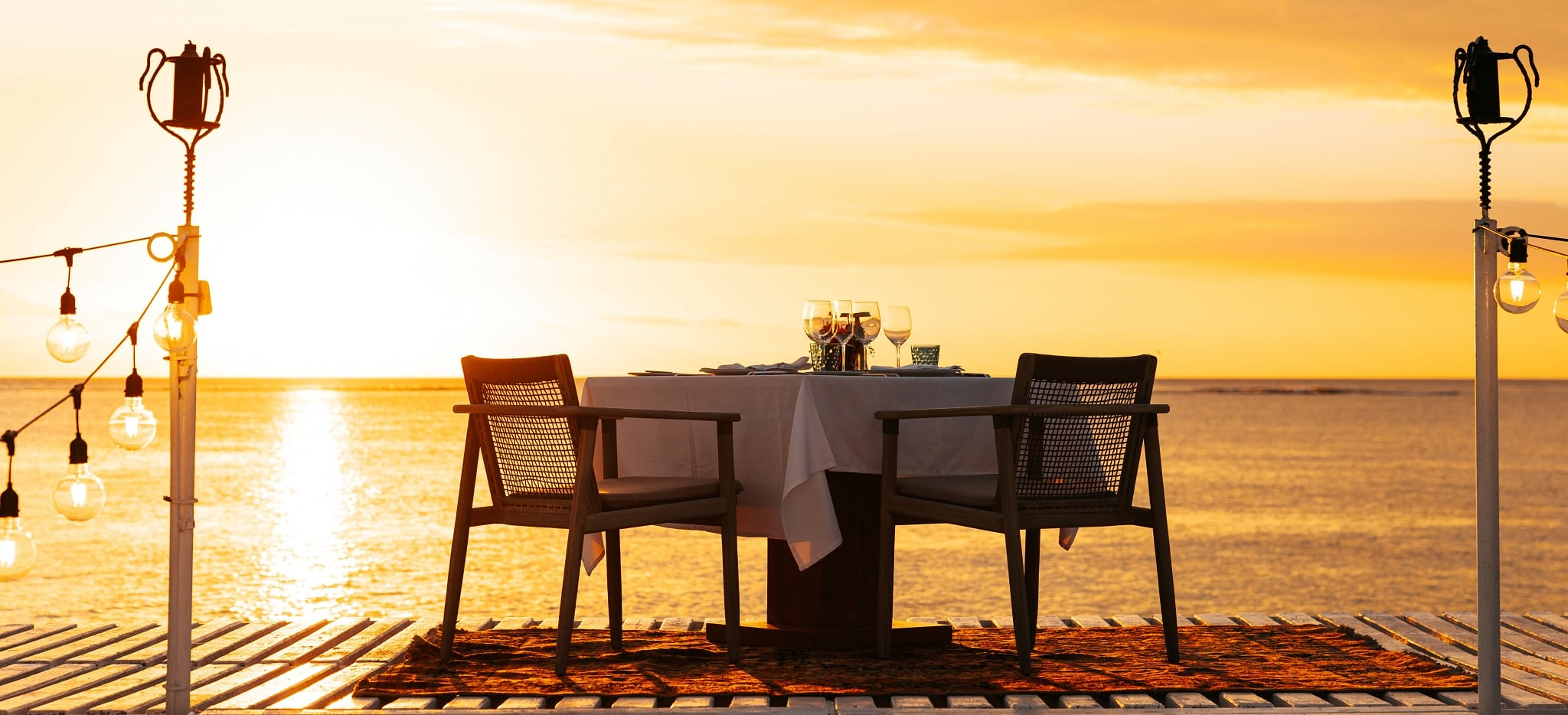 Ein Tisch für ein privates Dinner auf dem Steg des Hotels Maradiva auf Mauritius