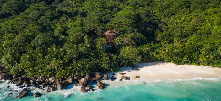Dronenaufnahme des Wellnessbereiches des Hilton Labriz Seychelles auf der Insel Silhouette
