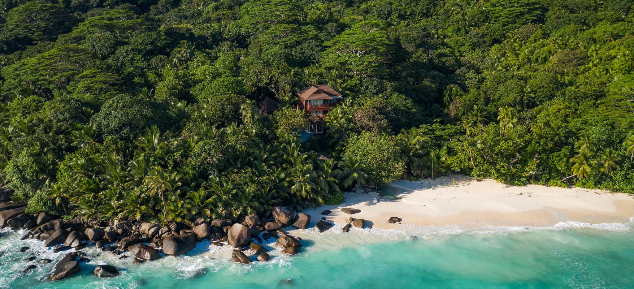 Dronenaufnahme des Wellnessbereiches des Hilton Labriz Seychelles auf der Insel Silhouette