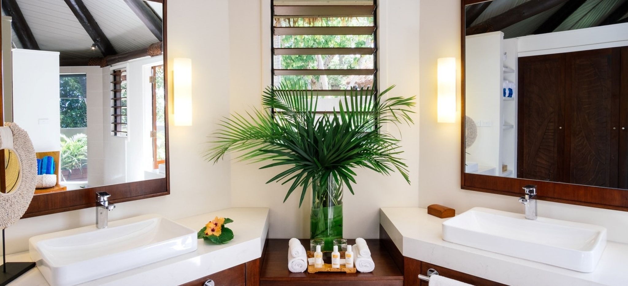 Badezimmer mit Pflanze und zwei Waschbecken im Yasawa, Fiji