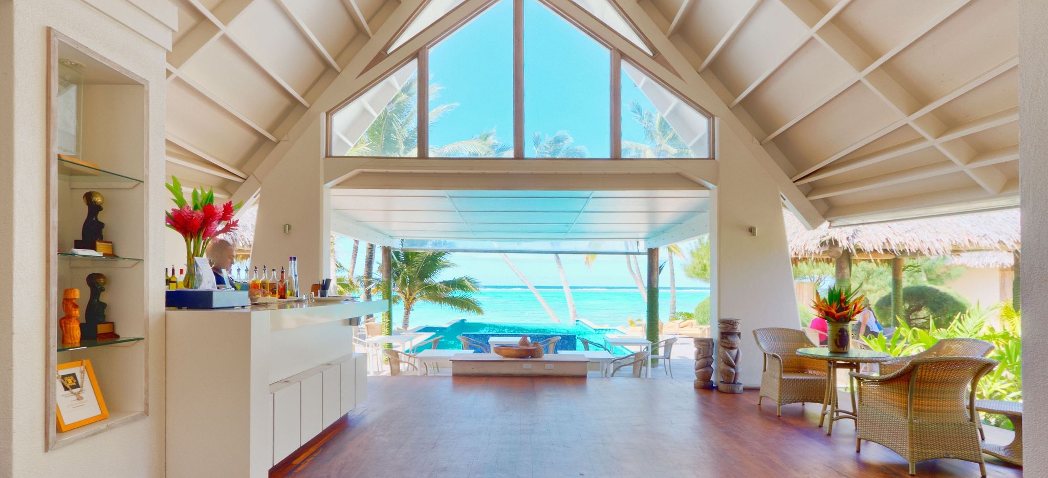 Foyer des Little Polynesian Resorts mit Blick auf den Infinity Pool und das Meer