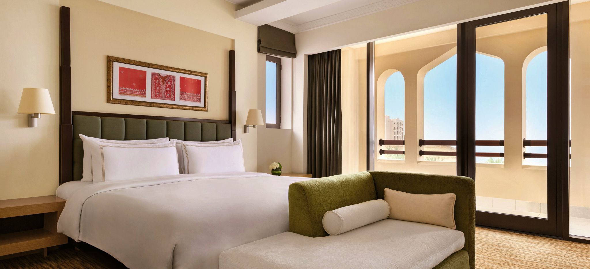 Das ausladende Schlafzimmer der Specialty Suite des Shangri-La Barr al Jissah Al Bandar Resorts