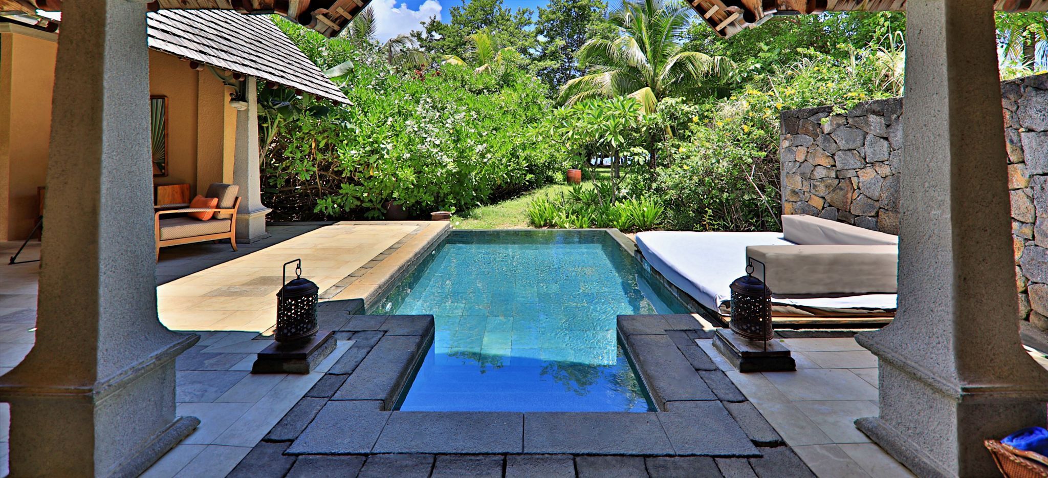 Der private Pool einer "Beachfront Luxury Suite Pool Villa", vom Schlafzimmer aus. Im Hotel Maradiva Villas, Mauritius