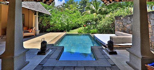 Der private Pool einer "Beachfront Luxury Suite Pool Villa", vom Schlafzimmer aus. Im Hotel Maradiva Villas, Mauritius