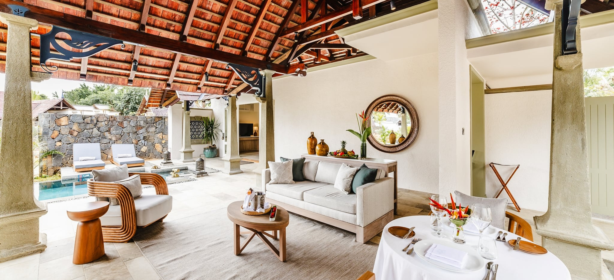 Der Aufenthaltsbereich eines Hotelzimmers der Kategorie Luxury Suite Pool Villa im Hotel Maradiva auf Mauritius