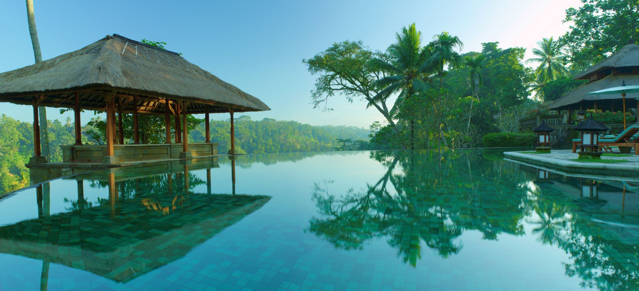 Der Pool des Hotels Amandari, mit Pagode und Dschungel im Hintergrund