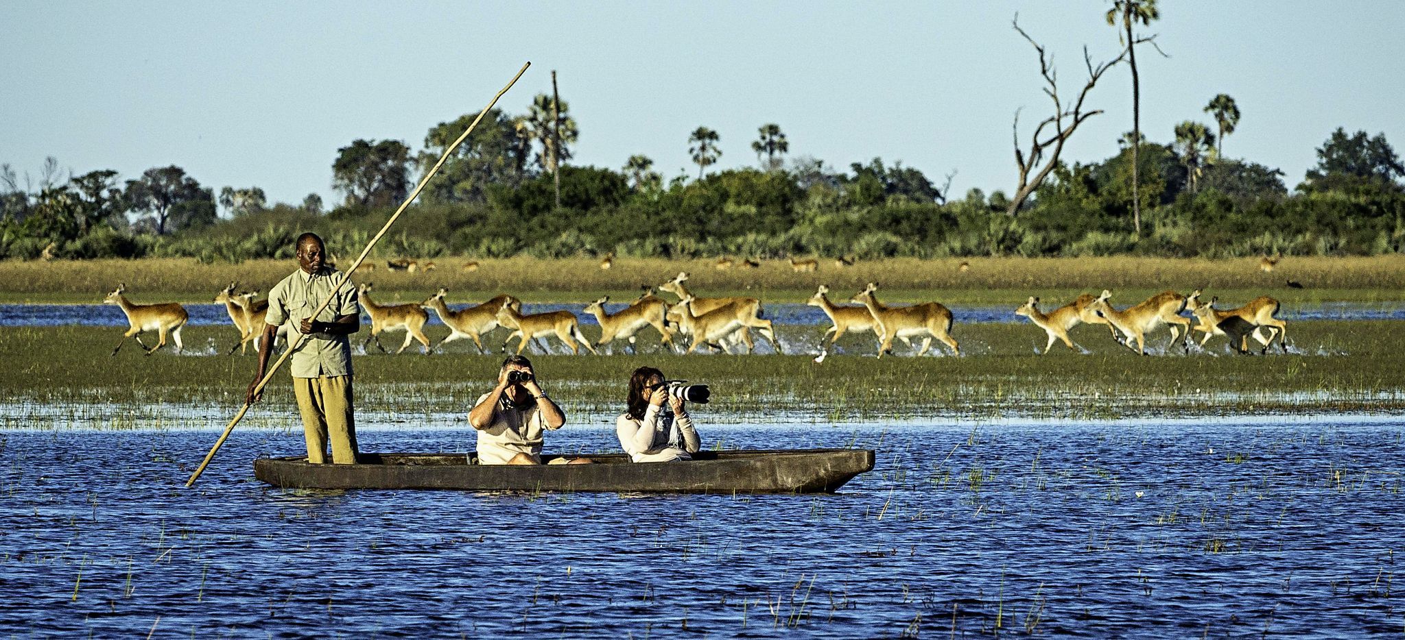 Fotosafari mit einem Kanu im Okavango Delta, Botsuana