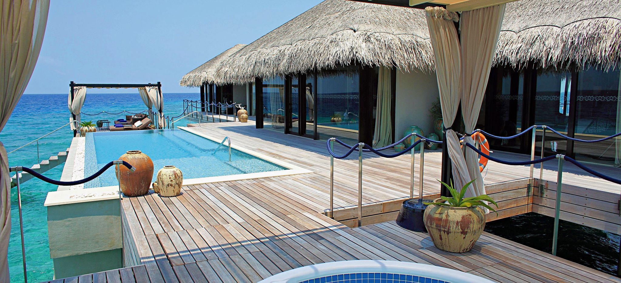 Terrasse einer Wasservilla im Hotel Velaa Private Island