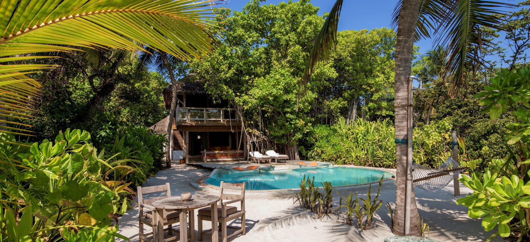 Eine Villa mit privatem Pool, von tropischer Natur umgeben