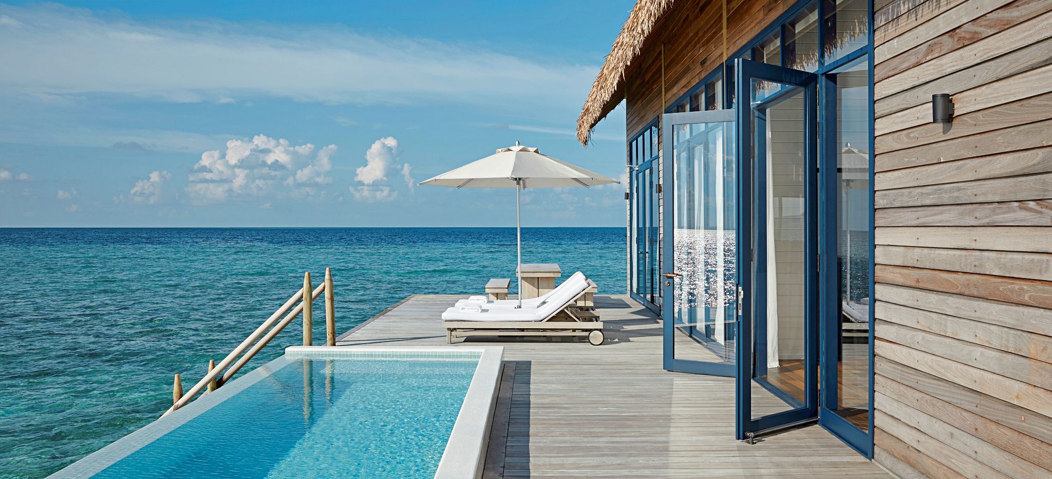 Terrasse einer Wasservilla im Hotel COMO Cocoa Island, Malediven