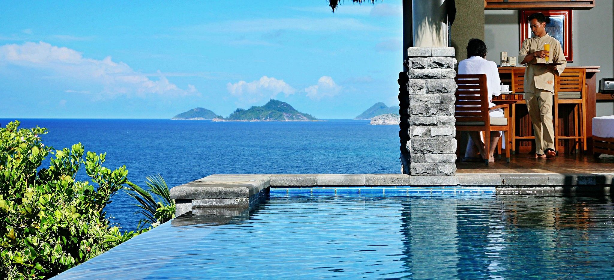 Blick über den Infinity Pool im Hotel Anantara Maia auf den Seychellen