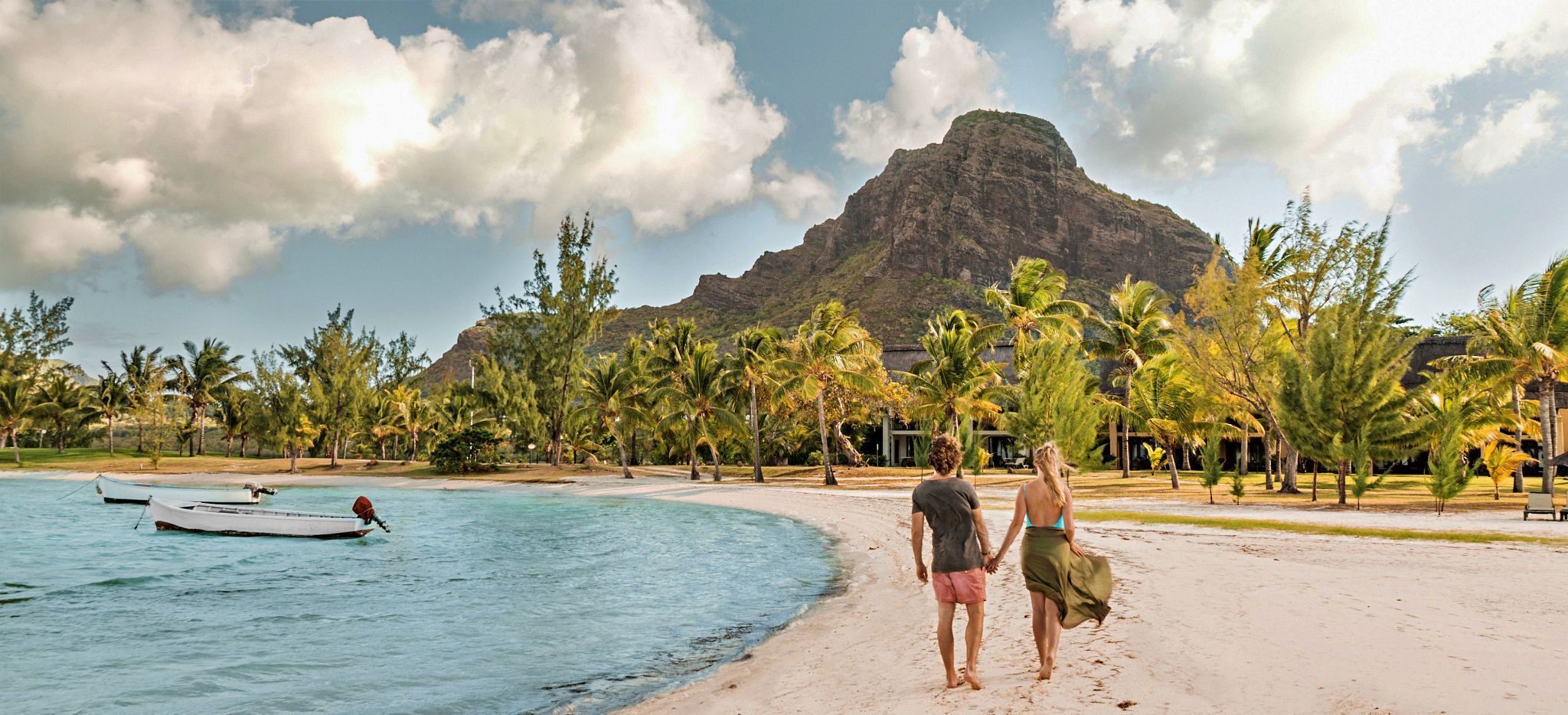 Paar am Strand des Beachcomber Dinarobin, Mauritius