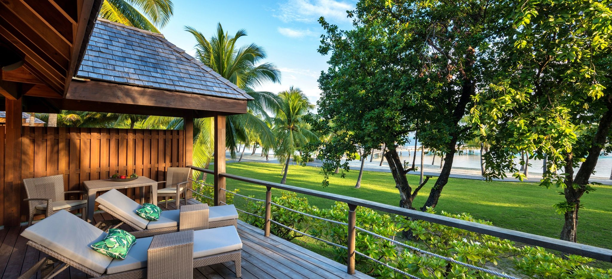 Eine Terrasse im Grünen vor einem Hotelzimmer