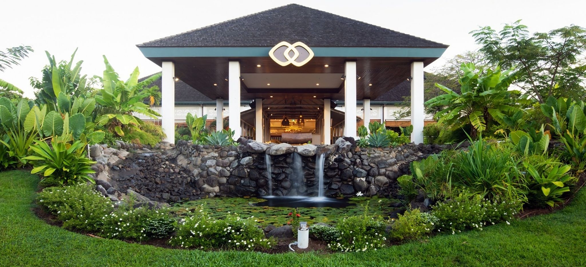 Vorfahrt vom Hotel Sofitel Fiji mit Teich im Vordergrund 