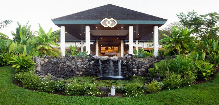 Vorfahrt vom Hotel Sofitel Fiji mit Teich im Vordergrund 