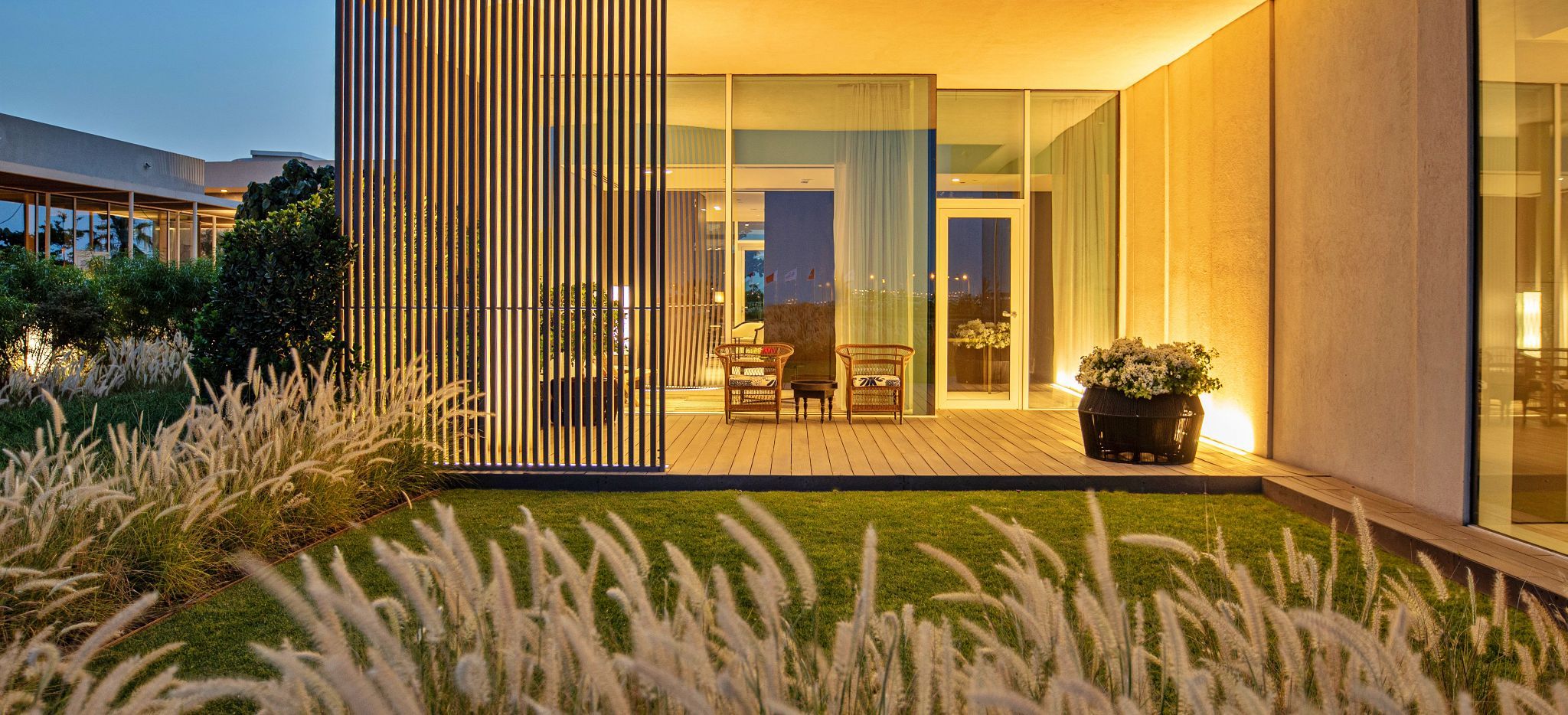 Eine Gartenterrasse vor einem Hotelzimmer, Oberoi al Zorah, Ajman