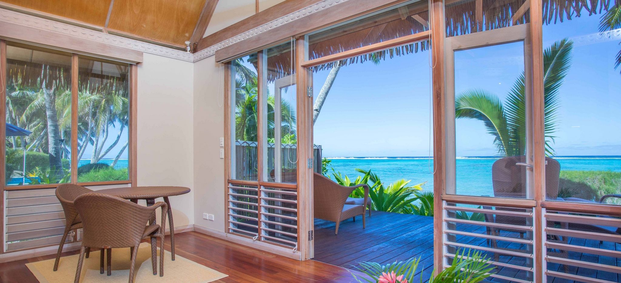 Aussicht auf das Meer vom Bungalow des Little Polynesian Hotels