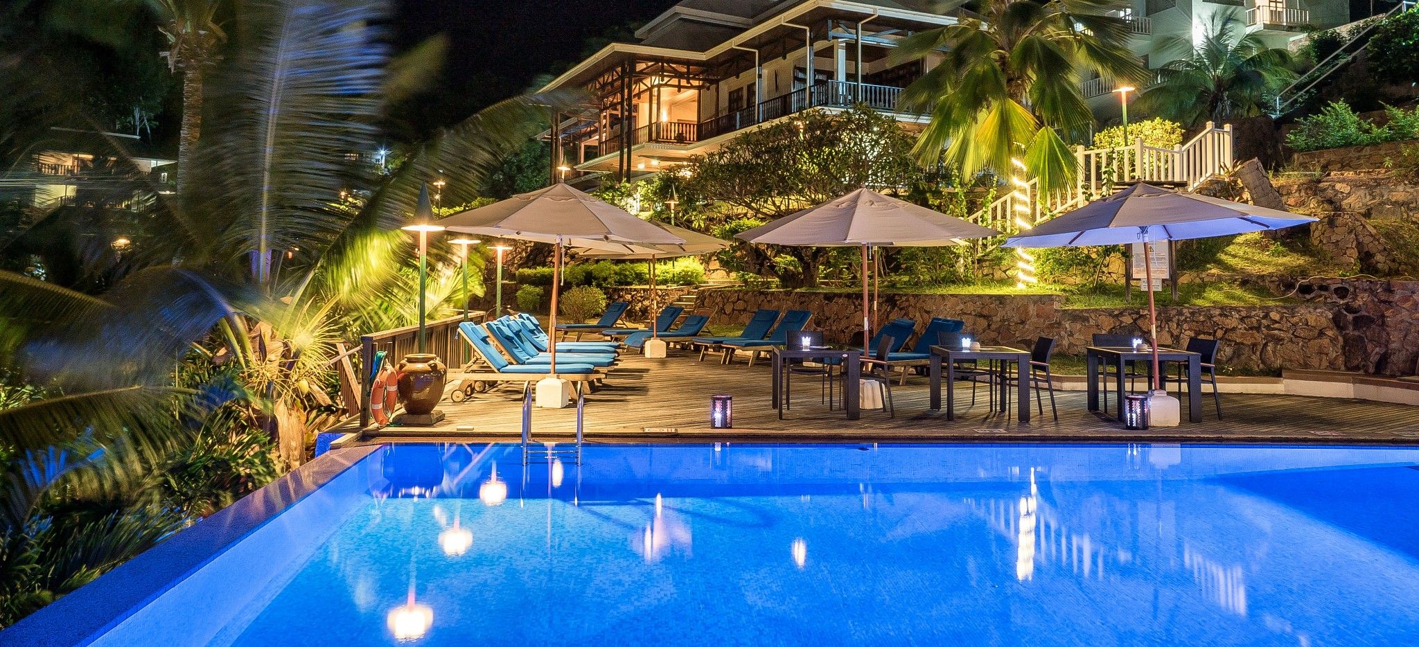 Poolbereich des Hotels l'Archipel auf den Seychellen, bei Nacht