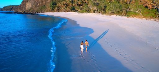 Ein paar am Strand von Yasawa, Fiji