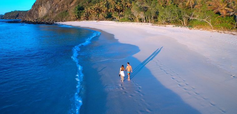 Ein paar am Strand von Yasawa, Fiji