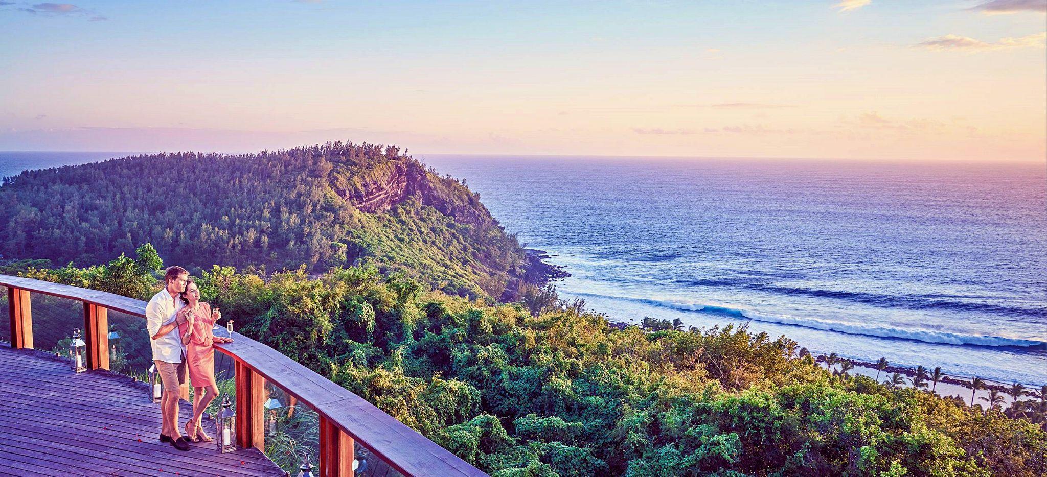 Ein paar steht an einer Veranda mit Blick auf das Meer auf La Réunion