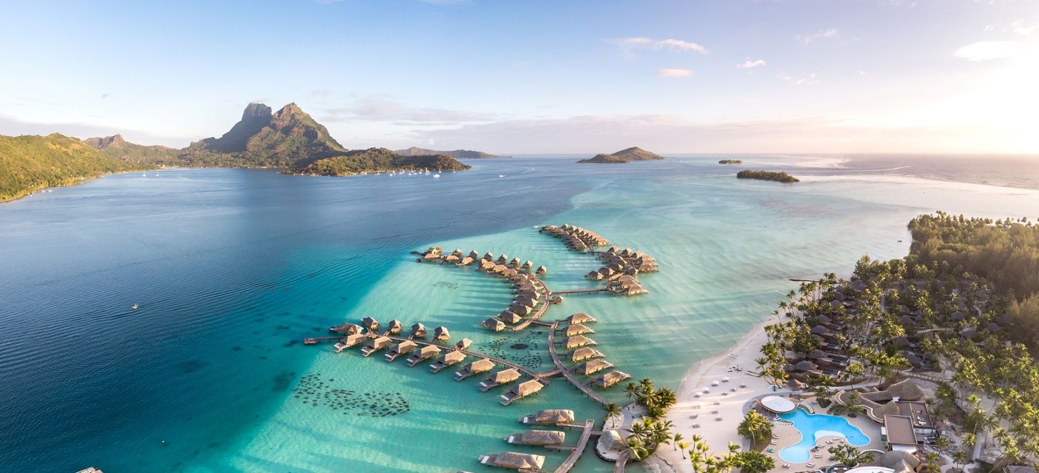 Resort des Le Bora Bora by Pearl Resorts aus der Vogelperspektive 