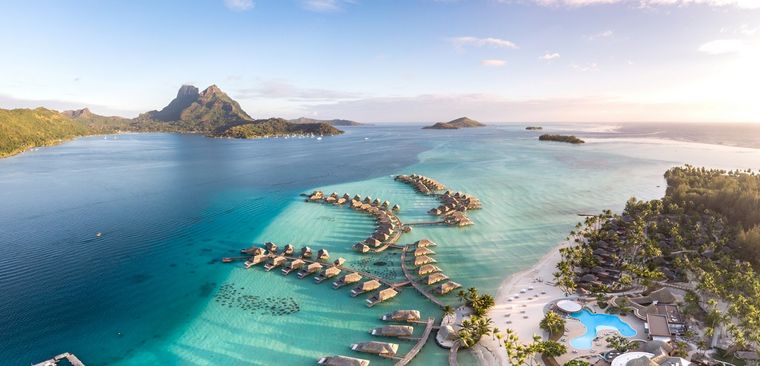 Resort des Le Bora Bora by Pearl Resorts aus der Vogelperspektive 