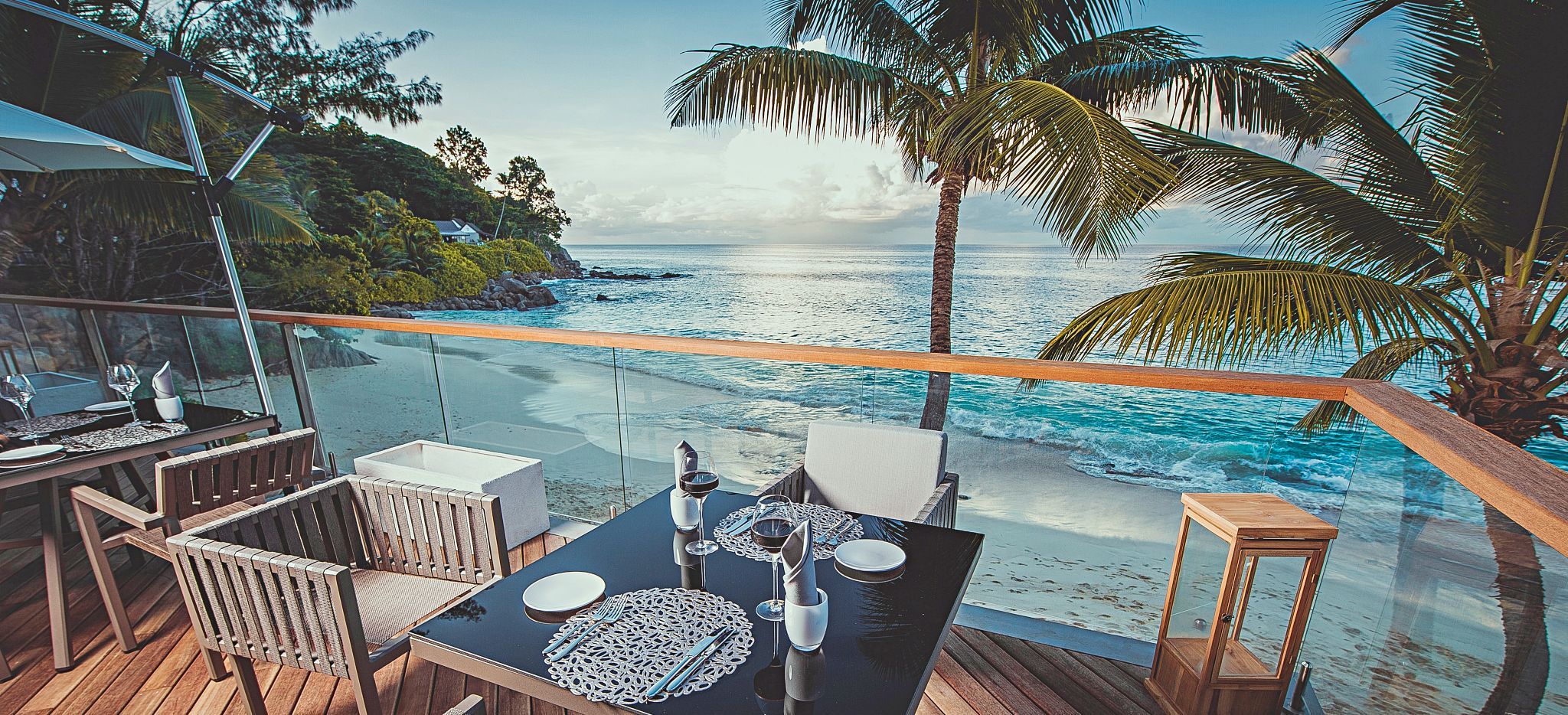 Ausblick auf das Meer von der Terrasse des Restaurants Lorizon