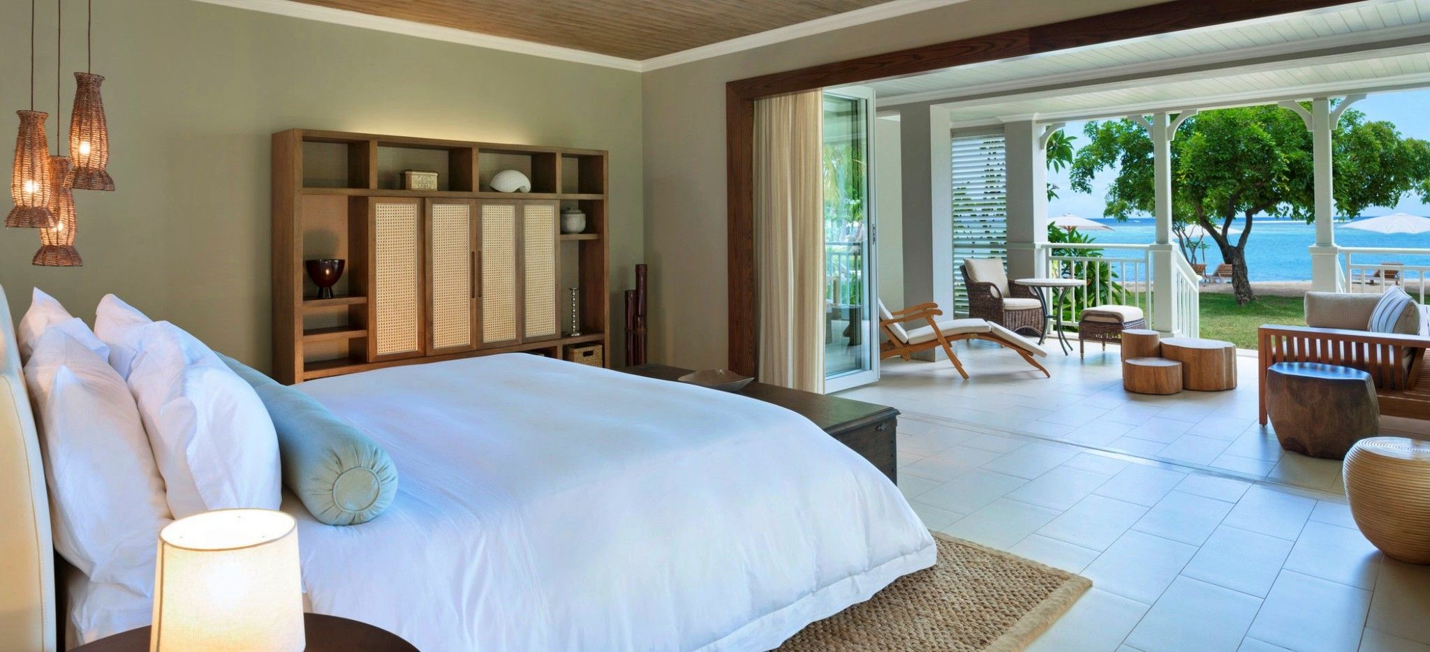 Ein Hotelzimmer mit Blick auf das Meer