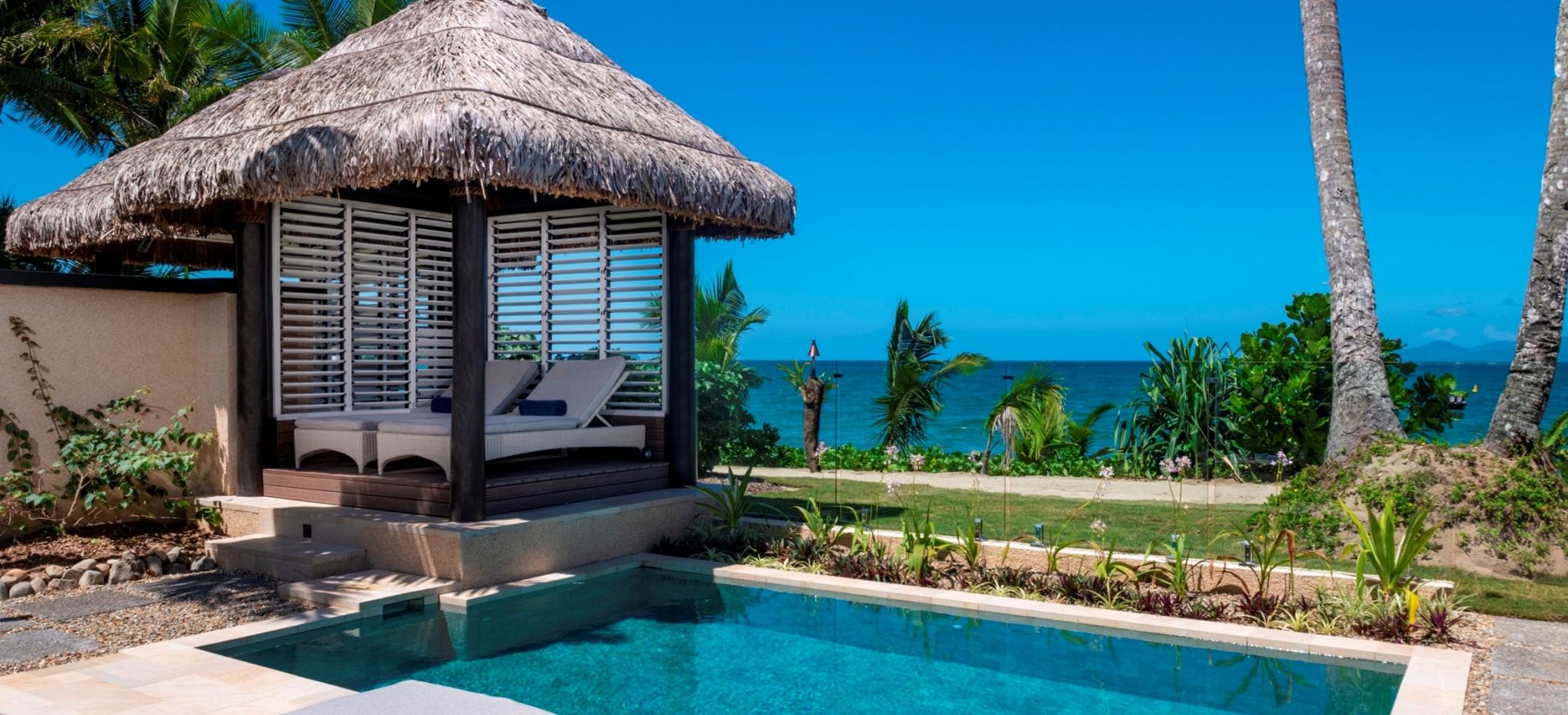 Pool einer Beachfront Villa des Nanuku Resorts mit Blick auf das Meer 