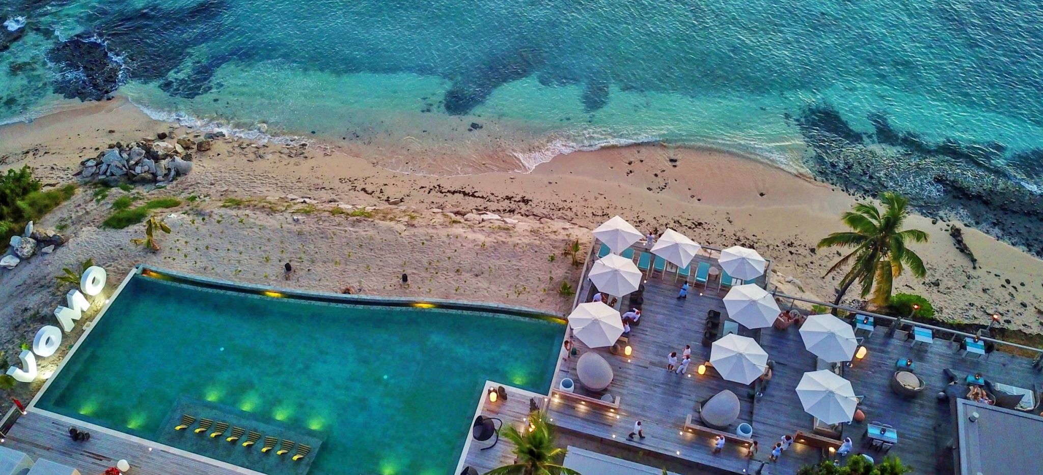 Bar aus der Vogelperspektive des Hotels Vomo Island Fiji in der Dämmerung