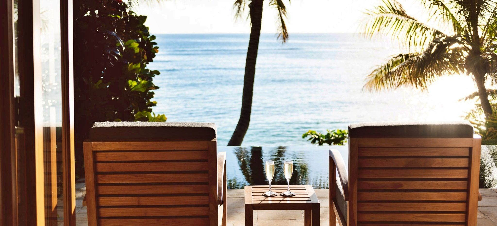 Strandliegen auf einer Terrasse mit Blick aufs Meer, Tokoriki, Fiji