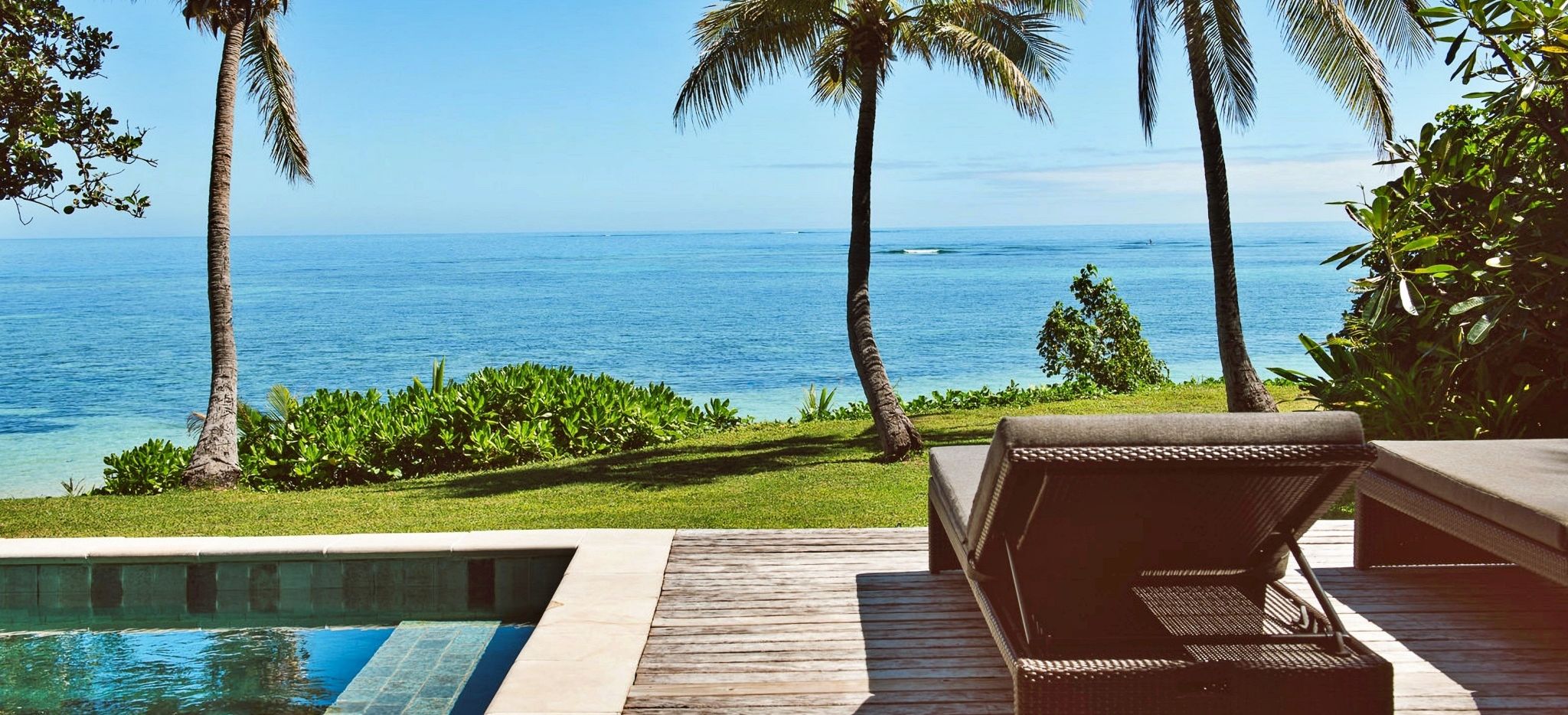 Terrasse mit Sonnenstuhl mit Blick aufs Meer im Hotel Tokoriki, Fiji