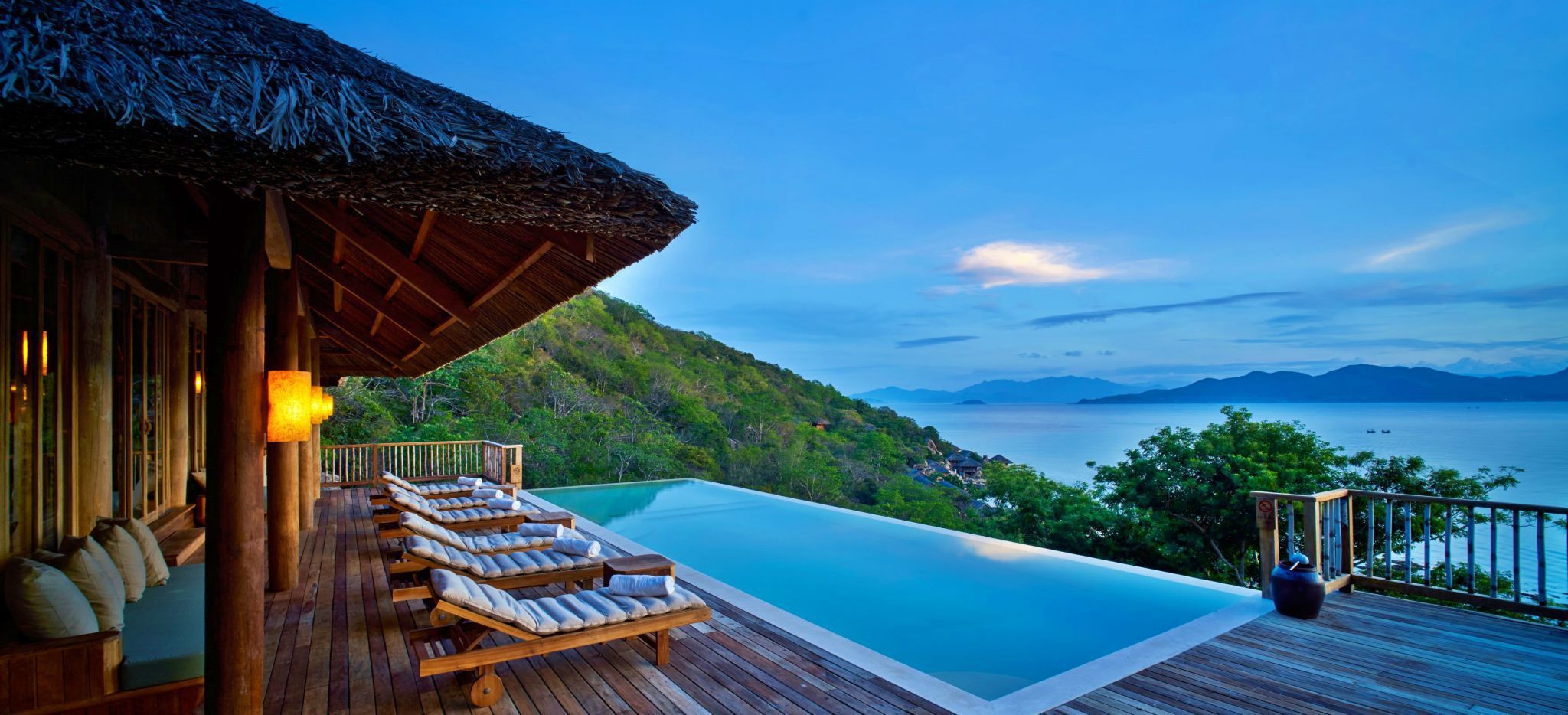 Eine große Terrasse mit einem privaten Pool mit Blick über die umgebenen Hügel und das Meer