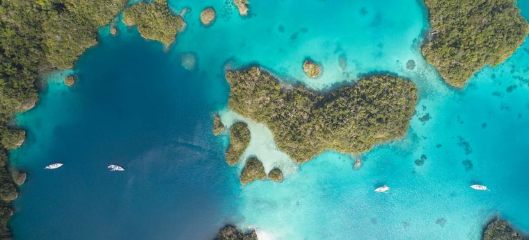 Luftaufnahme einiger kleiner Inseln nahe Fidschi