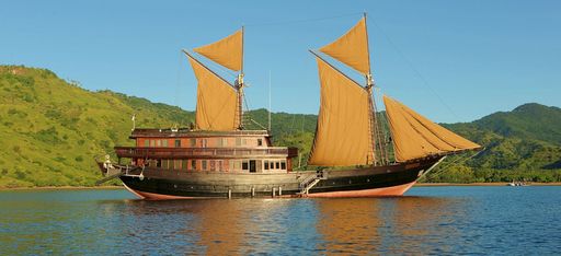 Aufnahmen der Yacht "Alila Purnama", mit Küste im Hintergrund, Indonesien