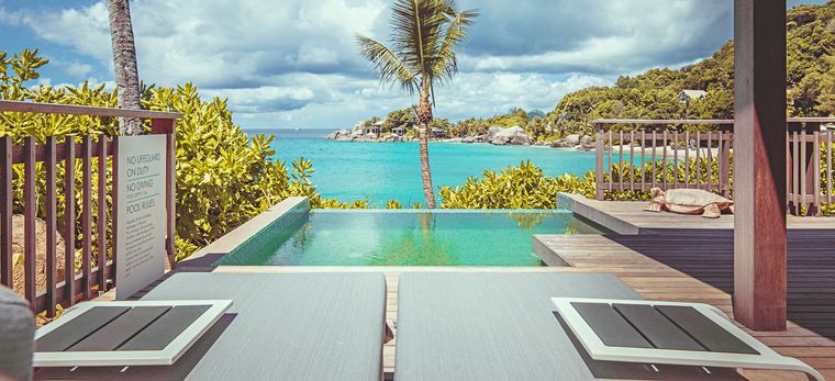 Terrasse "Ocean View Pool Chalet" mit Blick auf das türkise Meerwasser