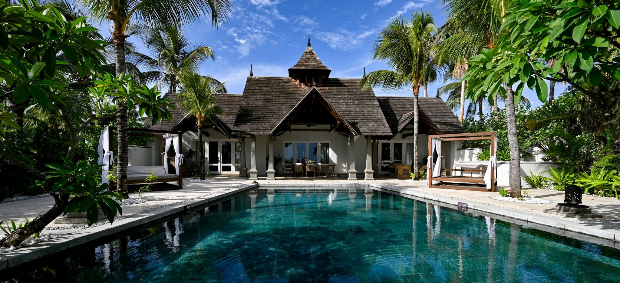 Der Pool und im Hintergrund die Presidential Villa im Hotel Maradiva auf Mauritius