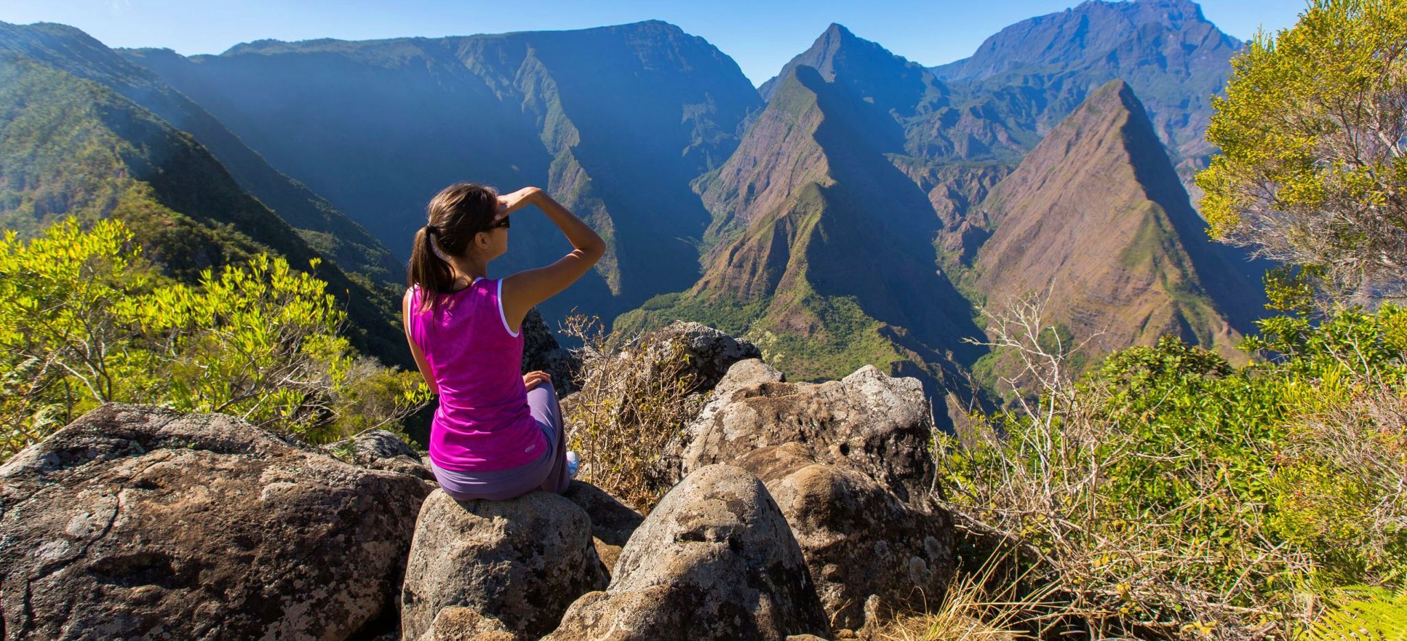 Frau genießt den Ausblick von dem Berg Montagne Mafate auf La Réunion