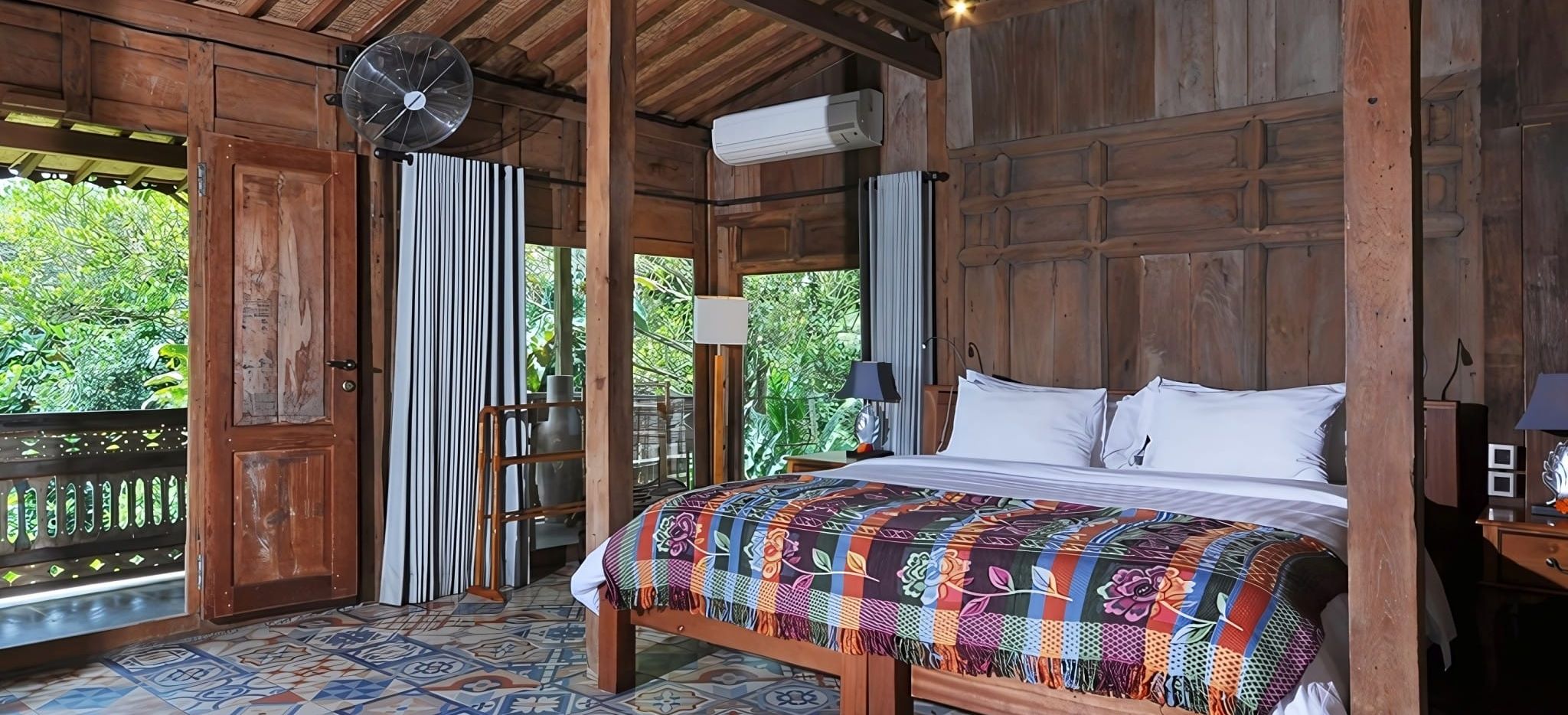 Ein offenes Schlafzimmer im Hotel Bali Lush auf Bali