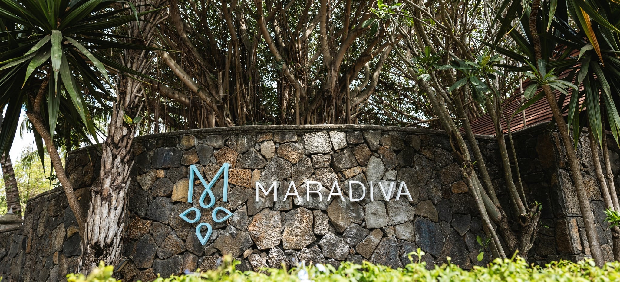 Das Schild am Eingang des Hotels Maradiva auf Mauritius "Maradiva"