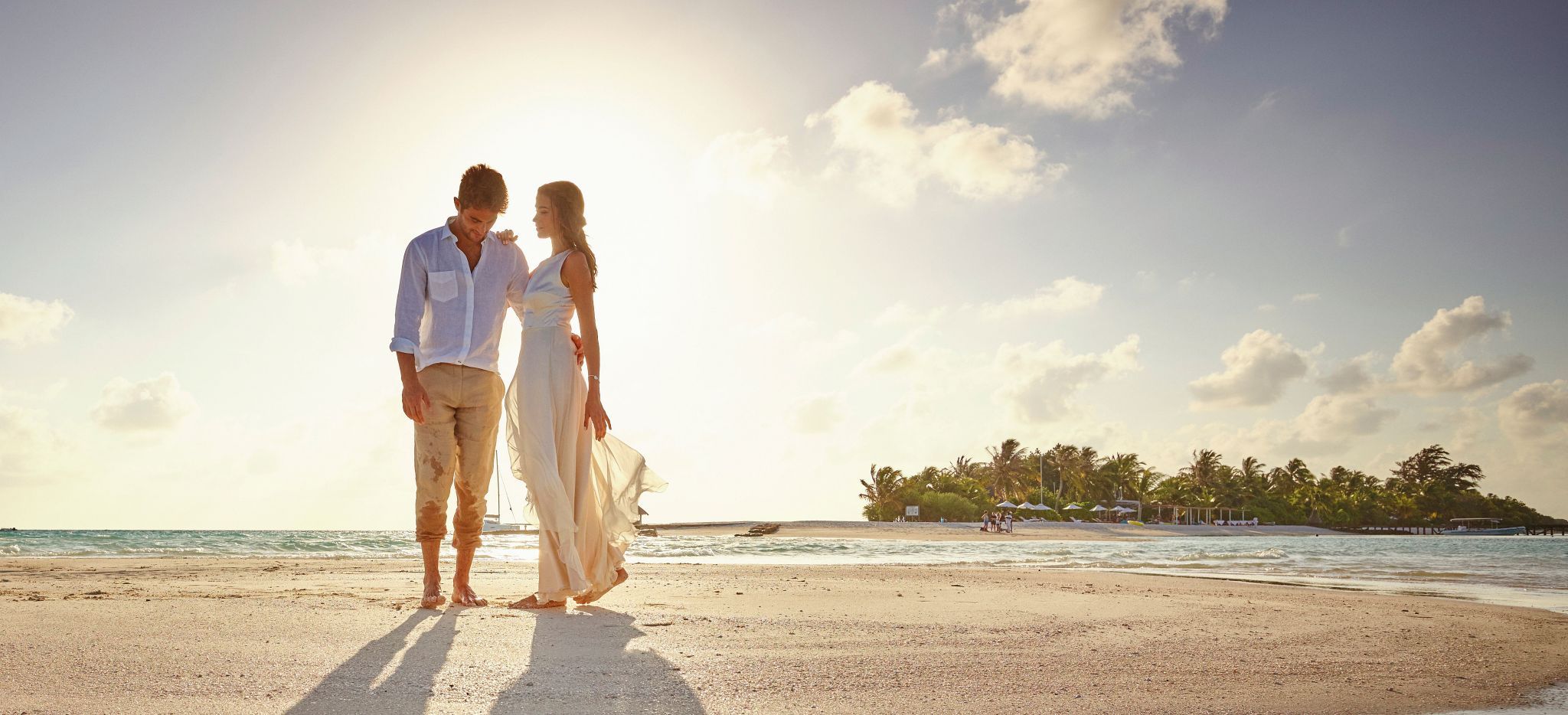 Brautpaar auf Hochzeitsreise vor der Sonne, Malediven